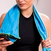 Nem pesos, nem aparelhos: o treino de Pilates com apenas uma toalha que aumenta a força na menopausa