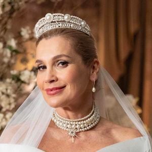 Sandra (Flavia Alessandra) tentou dar golpe do baú em milionário, e acabou voltando ao Brasil