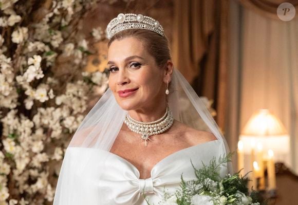 Sandra (Flavia Alessandra) tentou dar golpe do baú em milionário, e acabou voltando ao Brasil