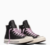 Segundo as informações divulgadas pela Converse, o cabedal do novo Chuck 70 é confeccionado em couro legítimo e apresenta gráficos em relevo tom sobre tom inspirados em My Melody e Kuromi. Os detalhes reforçam a identidade da coleção, que combina a aparência clássica do calçado com referências às personagens