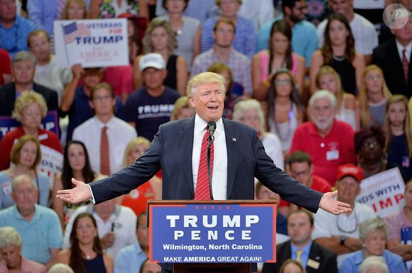 Há 32 anos, o jornal "O Globo" anunciava que Xuxa Meneghel havia dispensado convites e tentativas de aproximação de Donald Trump