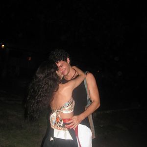 O casal se conheceu em 2021 e engatou o namoro após sete horas seguidas de ligação; o noivado veio em 2024 durante viagem ao Japão