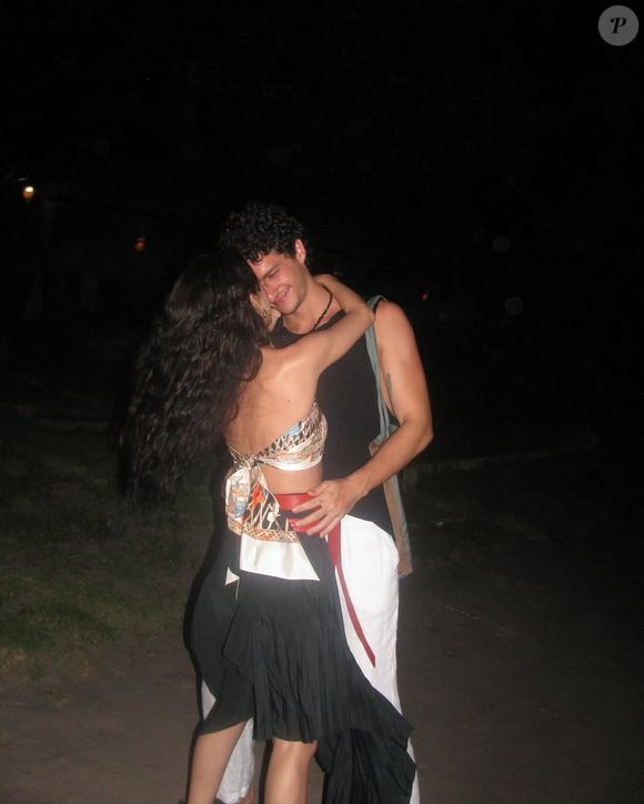 O casal se conheceu em 2021 e engatou o namoro após sete horas seguidas de ligação; o noivado veio em 2024 durante viagem ao Japão