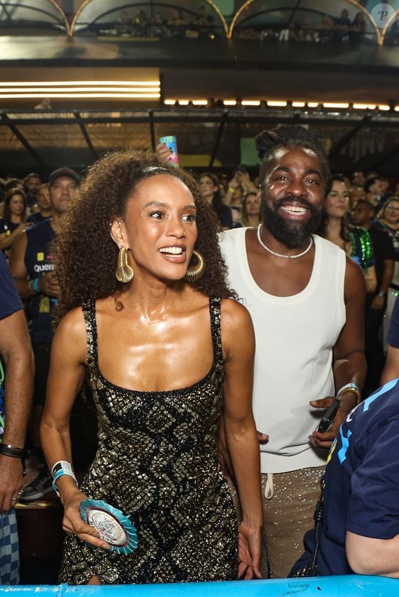 Taís Araújo apostou em um vestido preto com detalhes em dourado