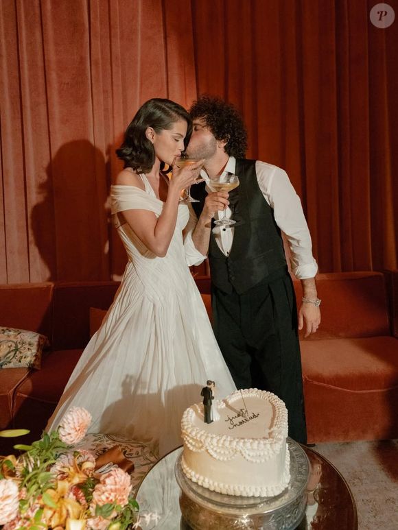 Vestido off-the-shoulder de Selena remete ao cinema clássico de Hollywood