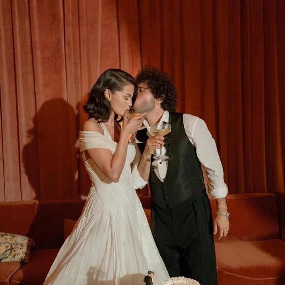 Vestido off-the-shoulder de Selena remete ao cinema clássico de Hollywood