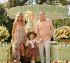 Ana Paula Siebert e Roberto Justus posam com a filha, Vicky Justus, durante a festa de 6 anos da menina, realizada na fazenda da família no interior de São Paulo