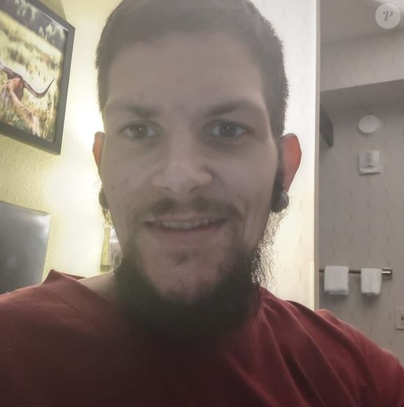 Recluso das redes sociais, participante do 'Quilos Mortais' nunca mostrou seu corpo após o emagrecimento, mas a estimativa é que ele esteja pesando cerca de 45 kg