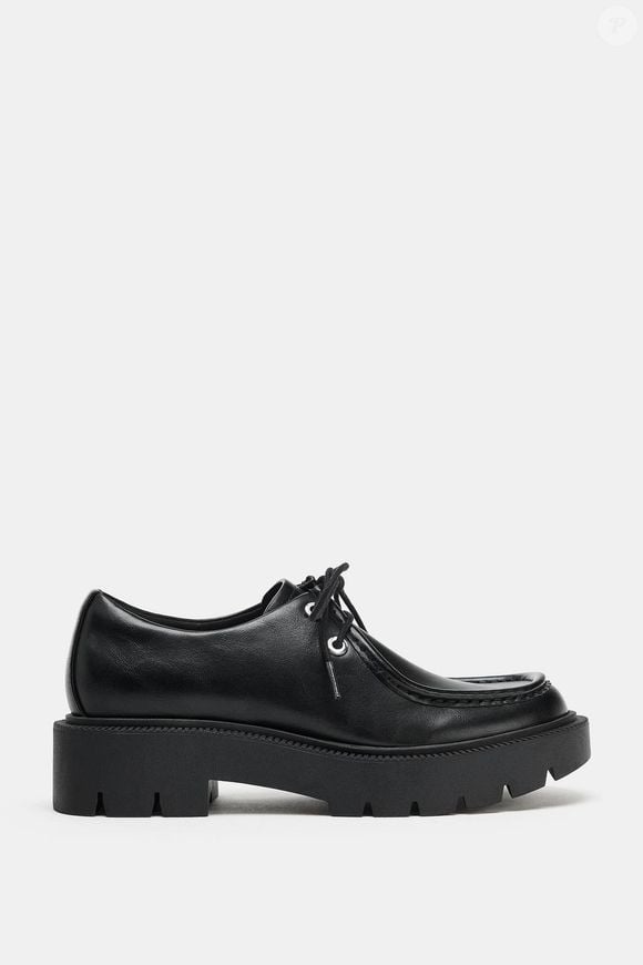 O sapato de cadarços da Zara aposta na sola tratorada e no visual utilitário que domina o inverno. O modelo caiu de R$ 359 para R$ 251,30 e combina com vestidos, alfaiataria e jeans