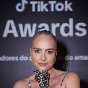 Angélica combina look brilhoso com par de luvas