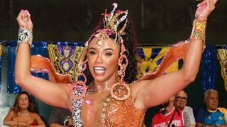 Quem é a Rainha de Bateria da Mangueira? Evelyn Bastos turbinou seios com silicone, substituiu Gracyanne e tem passado inusitado na escola de samba