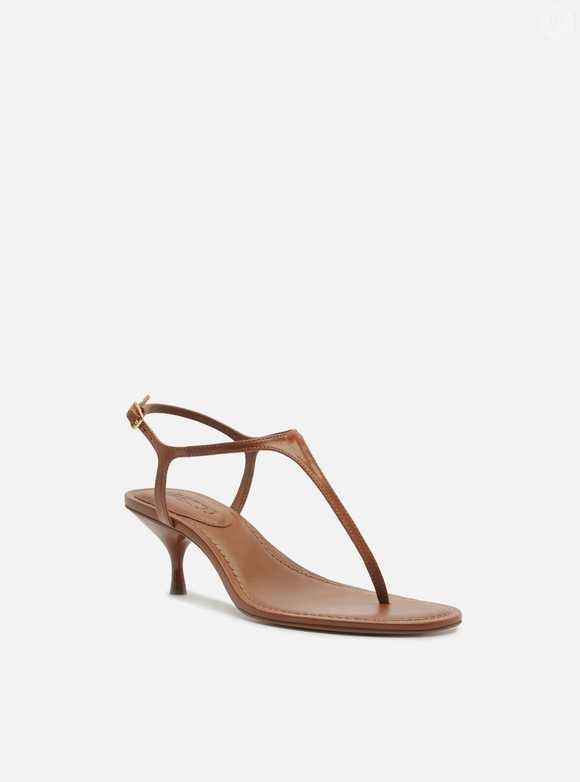 A Sandália Marrom Salto Kitten Tira Thong da Arezzo, por R$ 299,90, resgata uma das maiores febres dos anos 2000 com uma proposta mais minimalista
