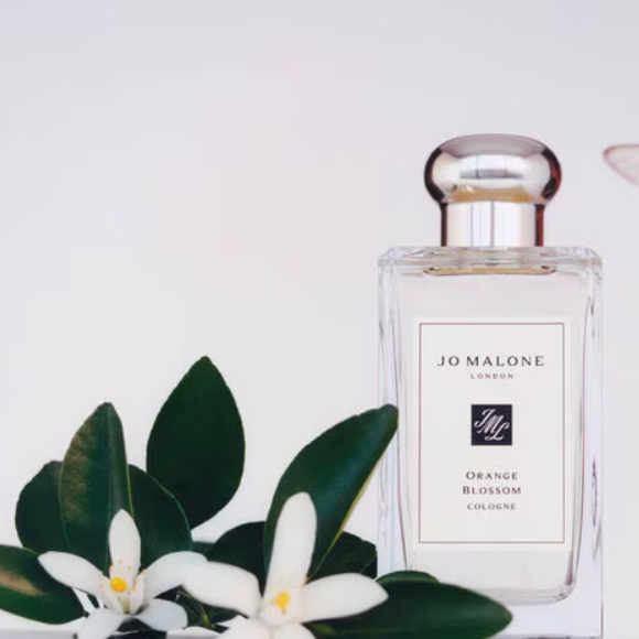 O Perfume Orange Blossom, de Jo Malone London, revela uma fragrância extremamente suave e romântica, com toque delicado e relaxante de lírio, vetiver, além de flor de laranjeira e lírio aquático.