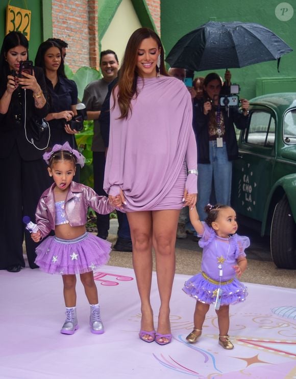 Bruna Biancardi posou durante o aniversário de Mavie, que teve decoração em tons pastel, palco para apresentações infantis e referências às Guerreiras do K-Pop