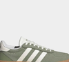 O Tênis Adidas Breaknet Sleek Suede Feminino, na cor verde, surge como uma alternativa para quem deseja renovar os looks básicos em 2026. Com uma tonalidade que acrescenta personalidade às produções, o modelo combina uma proposta casual com um visual sofisticado