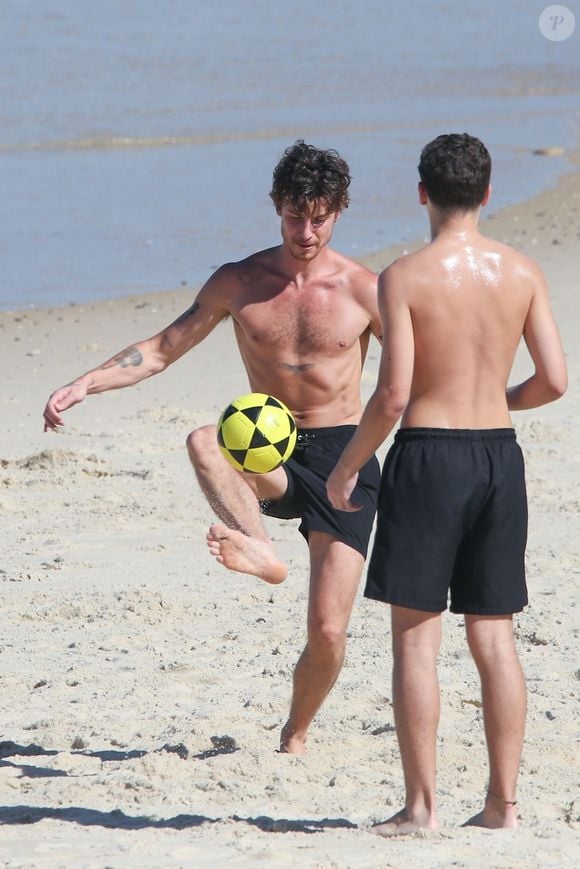 Shawn Mendes jogou altinha com uns rapazes que conheceu no local