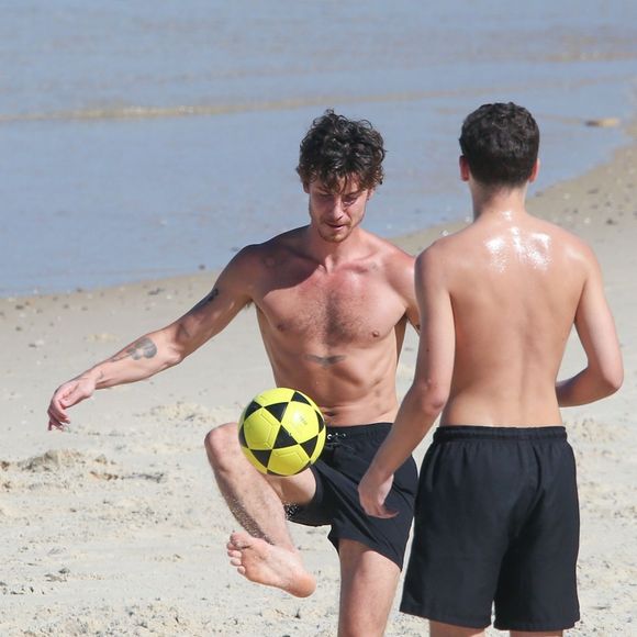 Shawn Mendes jogou altinha com uns rapazes que conheceu no local