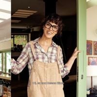 Poltrona da avó com tecidos do Chile, cozinha rústica e lareira gigantesca em cone: o refúgio de Helena Rizzo, jurada do 'MasterChef Brasil', é este sítio estiloso e aconchegante no interior de SP