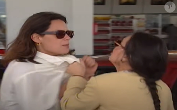 Na novela 'História de Amor': Paula e Helena discutiram feio no posto de gasolina, e depois foram até a clínica de Carlos.