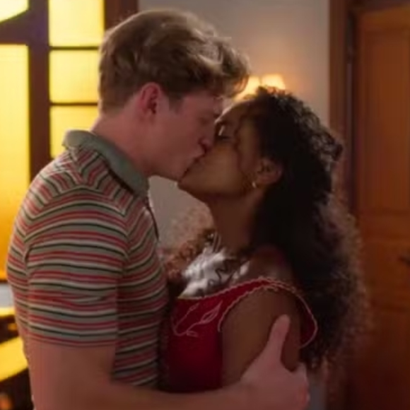 Bearriz (Duda Santos) e Beto (Pedro Novaes) se casam no último capítulo de 'Garota do Momento', que acontece no capítulo de 27 de junho