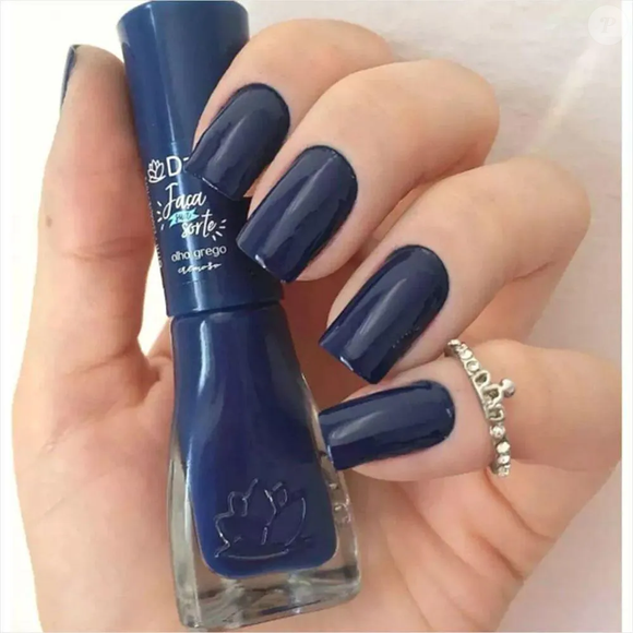 Segundo a marca, o esmalte possui alta cobertura, acabamento cremoso, brilho intenso e secagem rápida. Outro diferencial está no pincel “big flat brush” com tampa anatômica, desenvolvido para facilitar a esmaltação. O produto custa R$ 11,99