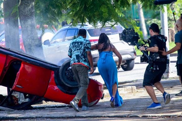 Acidente de carro na novela 'Por Você', da Globo, muda destino de Bela (Sheron Menezzes) e Juli (Lucy Ramos)