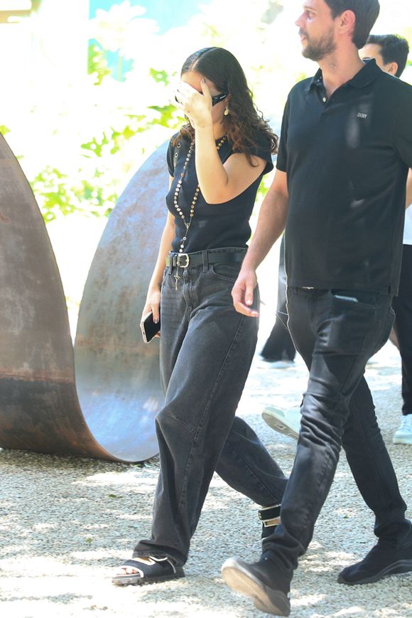 Abalada, Mel Maia cobre o rosto ao chegar no velório de sua mãe