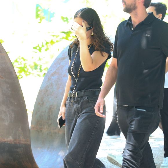 Abalada, Mel Maia cobre o rosto ao chegar no velório de sua mãe