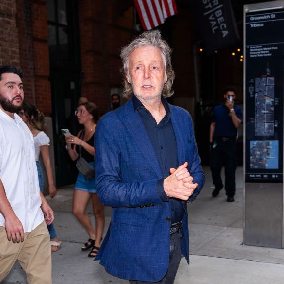 Frase de Paul McCartney revela a atitude que Paul McCartney costuma adotar diante da dor e da melancolia
