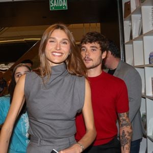 Sasha Meneghel foi ao lançamento do livro de Luciano Szafir com o marido, João Lucas.