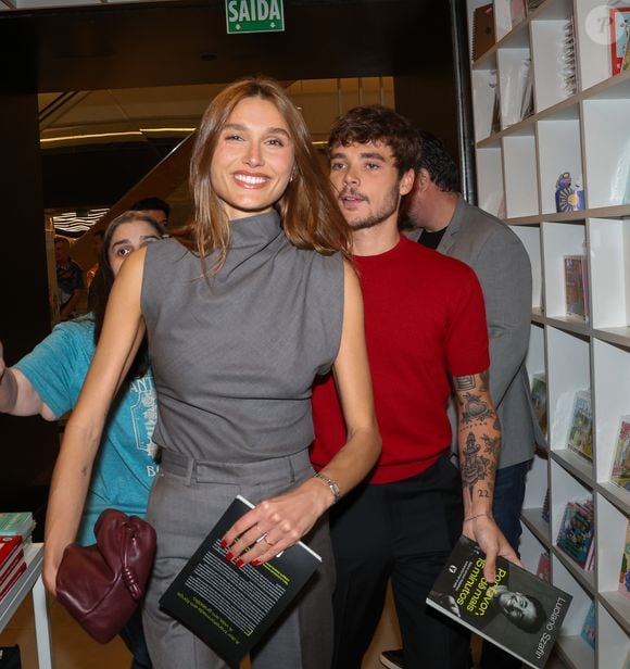 Sasha Meneghel foi ao lançamento do livro de Luciano Szafir com o marido, João Lucas.