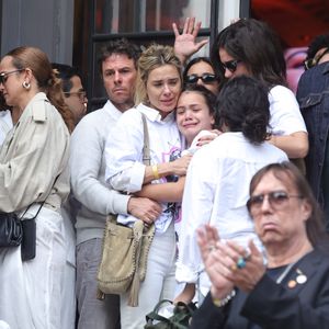 Carolina Dieckmmann abraça a única neta de Sol de Maria, filha de Francisco Gil e Laura Fernandes