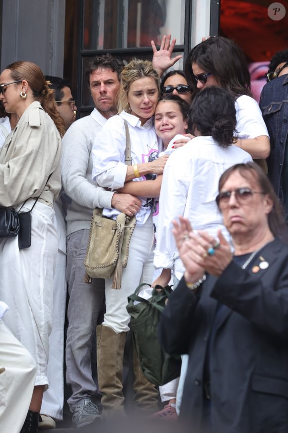 Carolina Dieckmmann abraça a única neta de Sol de Maria, filha de Francisco Gil e Laura Fernandes