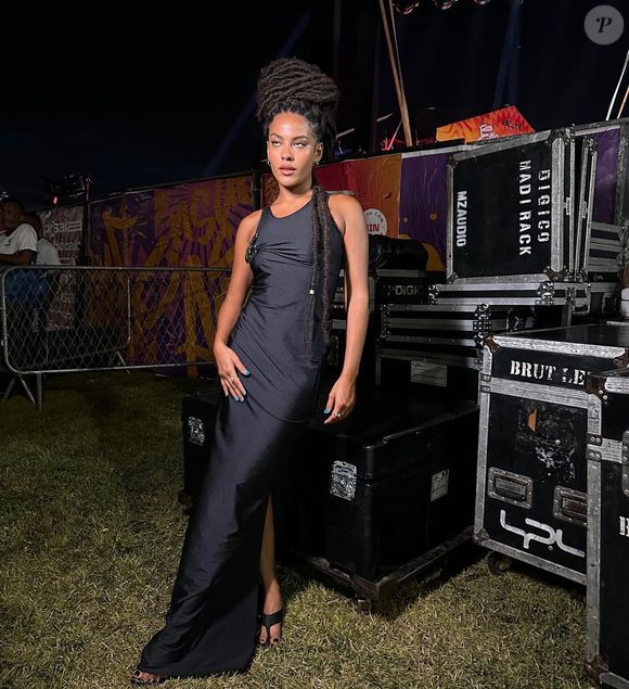 Bella Campos em vestido preto longo: a peça valorizou o corpo da atriz