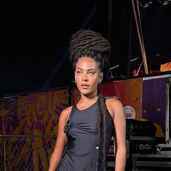 Bella Campos em vestido preto longo: a peça valorizou o corpo da atriz