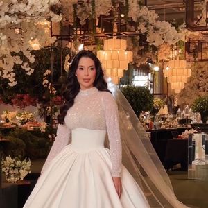 Vestido de noiva de Laís Caldas foi feito em 26 metros de crepe de seda italiano