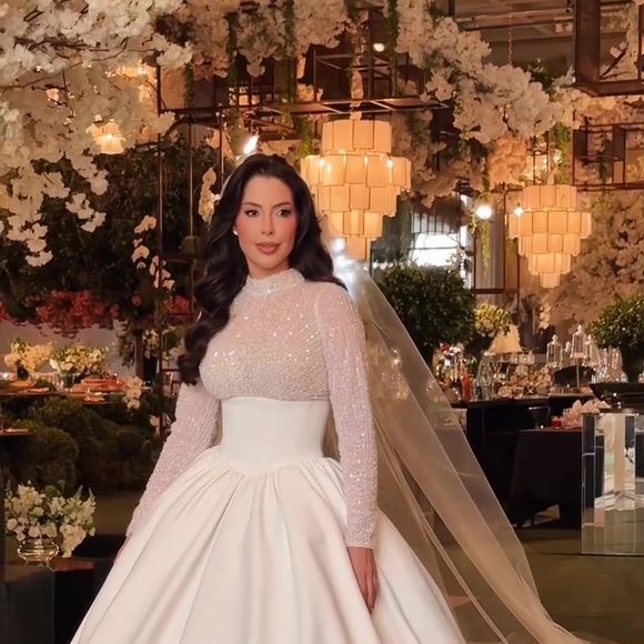 Vestido de noiva de Laís Caldas foi feito em 26 metros de crepe de seda italiano