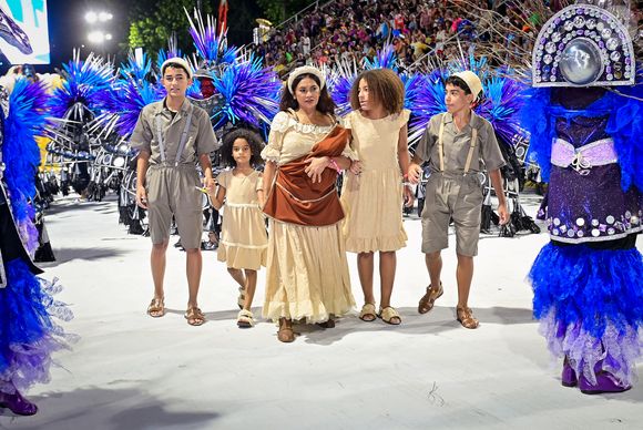 Dira Paes dá um tempo da novela 'Três Graças' para viver mãe de Lula na Sapucaí