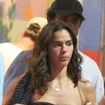Corpo de Bruna Marquezine chama atenção e atriz recebe olhar indiscreto durante passeio com amigo. Fotos!