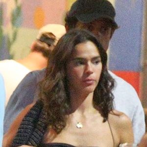 Bruna Marquezine circulou pelas ruas do Rio de Janeiro neste domingo, 6 de julho de 2025