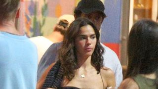 Corpo de Bruna Marquezine chama atenção e atriz recebe olhar indiscreto durante passeio com amigo. Fotos!