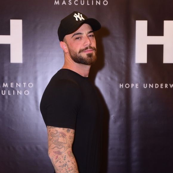 Felipe Titto faz revelações sobre cena completamente pelado