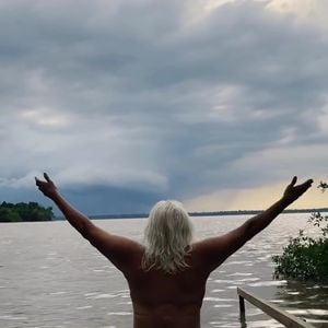 Fafá de Belém também apareceu com um biquíni fio-dental na parte de baixo