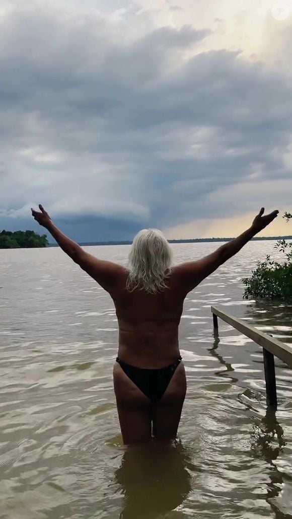 Fafá de Belém também apareceu com um biquíni fio-dental na parte de baixo