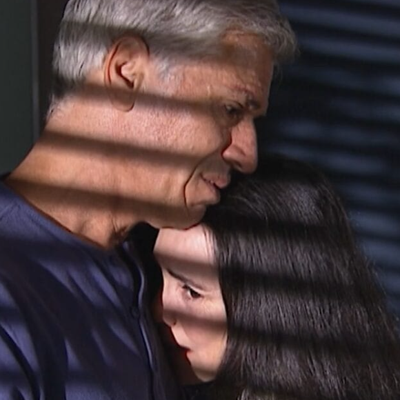 Assunção (Nuno Leal Maia) perdoou Helena (Regina Duarte) após discussão que culminou no acidente do atleta na novela 'História de Amor'