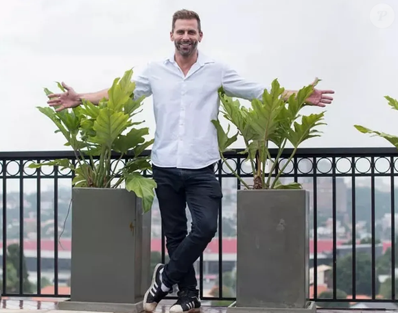 Henri Castelli reside em um luxuoso duplex, que é de dar inveja para qualquer torcedor são-paulino.