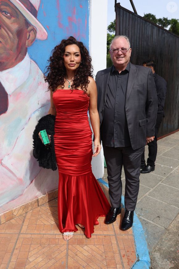Karinah, musa da Mangueira, apostou em um elegante vestido vermelho em estilo sereia para o casamento de Xande de Pilares e Thay Pereira. A cantora esteve acompanhada do marido, Diether Werninghaus
