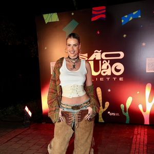 Em uma proposta xadrez fashionista para festa junina, Yasmin Brunet apostou em um visual que exala nostalgia: combinou jeans de cintura baixa com a estampa tradicional na camisa, em um look que traduz o puro suco dos anos 2000