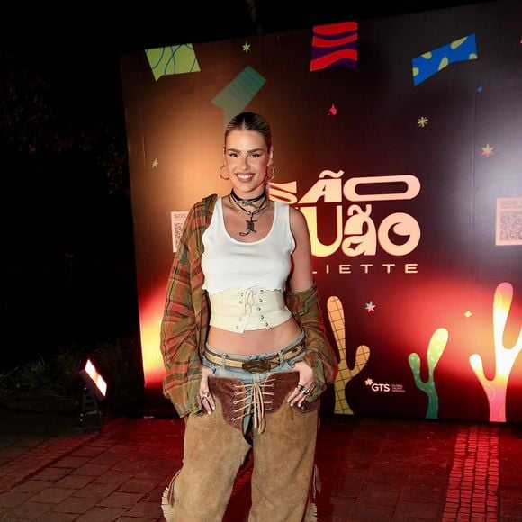 Em uma proposta xadrez fashionista para festa junina, Yasmin Brunet apostou em um visual que exala nostalgia: combinou jeans de cintura baixa com a estampa tradicional na camisa, em um look que traduz o puro suco dos anos 2000