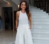 Para a ocasião, Juliana Paes escolheu um look off white que exala "quiet luxury", com regata canelada e calça de alfaiataria branca